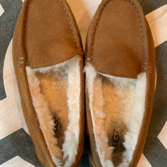 UGG Big Kid Unisex beige Slippers, size 5 - Picture 6 of 6